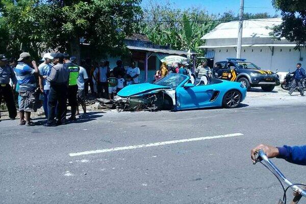 Hindari Sumadi, Mobil Porsche Ringsek Hajar Pohon