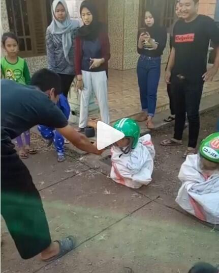 Uniknya Lomba Balap Helm Ojol Dalam Karung Sampai Bikin Tertawa Terbahak-bahak