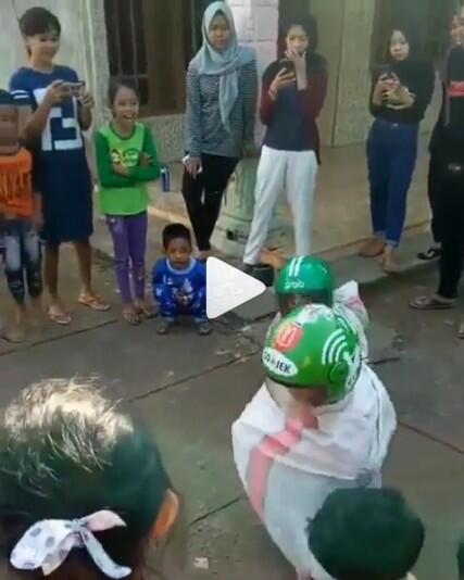 Uniknya Lomba Balap Helm Ojol Dalam Karung Sampai Bikin Tertawa Terbahak-bahak