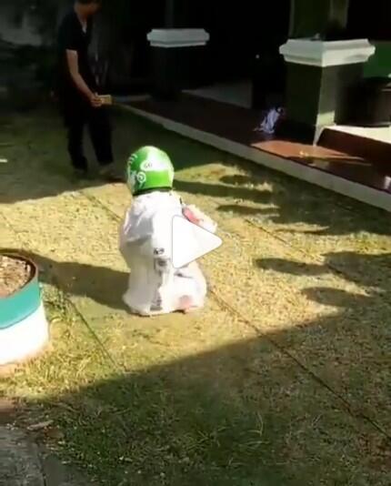 Uniknya Lomba Balap Helm Ojol Dalam Karung Sampai Bikin Tertawa Terbahak-bahak
