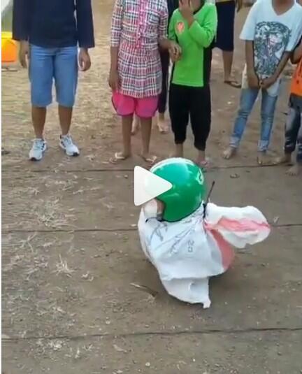 Uniknya Lomba Balap Helm Ojol Dalam Karung Sampai Bikin Tertawa Terbahak-bahak