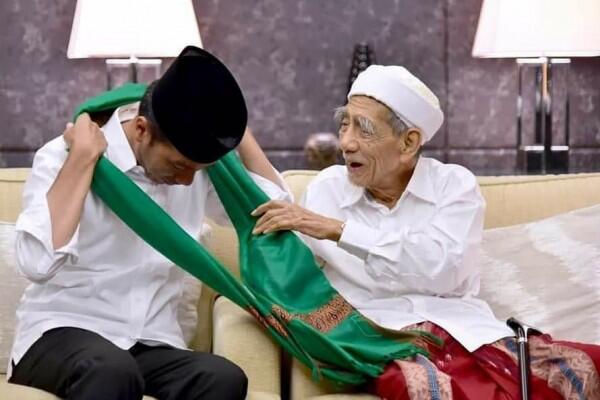Serban Hijau dan Imam Salat, Kenangan Jokowi dari Mbah Moen