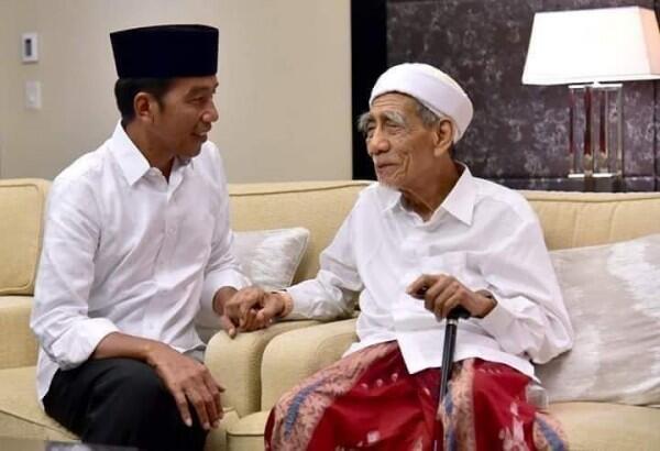 Serban Hijau dan Imam Salat, Kenangan Jokowi dari Mbah Moen