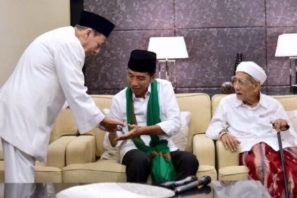 Keluarga Sepakat Jenazah Mbah Moen Dimakamkan di Makkah