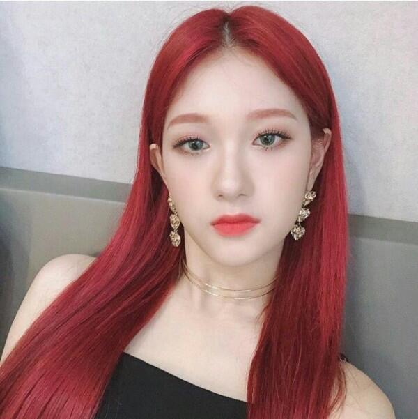 Tampil Memukai dengan Rambut Merah, Ini 9 Potret Lee Seoyeon Fromis 9