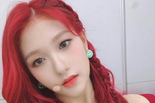 Tampil Memukai dengan Rambut Merah, Ini 9 Potret Lee Seoyeon Fromis 9