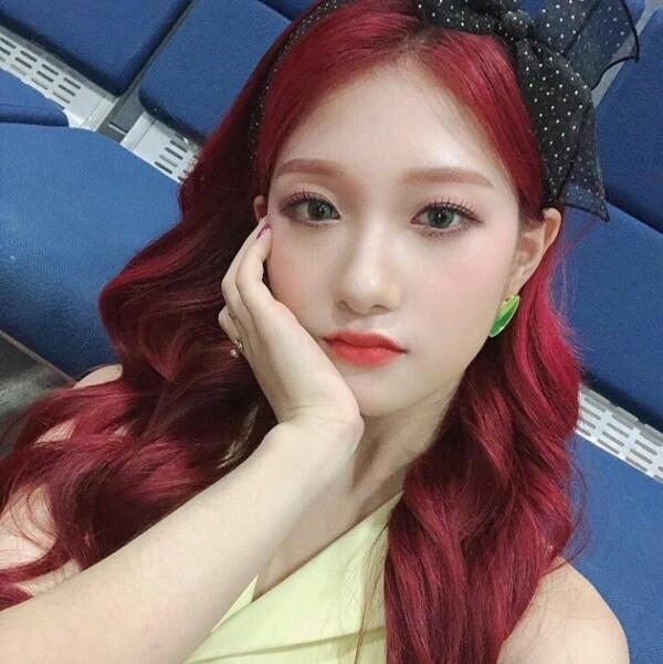 Tampil Memukai dengan Rambut Merah, Ini 9 Potret Lee Seoyeon Fromis 9