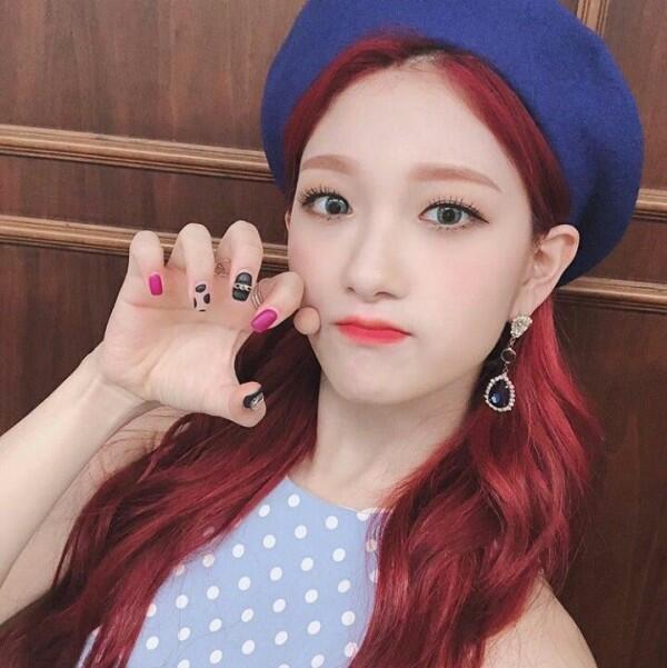 Tampil Memukai dengan Rambut Merah, Ini 9 Potret Lee Seoyeon Fromis 9