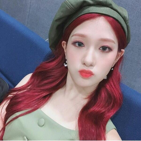 Tampil Memukai dengan Rambut Merah, Ini 9 Potret Lee Seoyeon Fromis 9