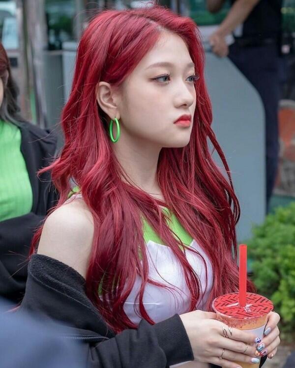Tampil Memukai dengan Rambut Merah, Ini 9 Potret Lee Seoyeon Fromis 9