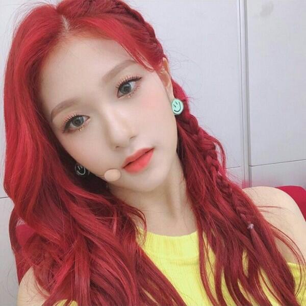 Tampil Memukai dengan Rambut Merah, Ini 9 Potret Lee Seoyeon Fromis 9