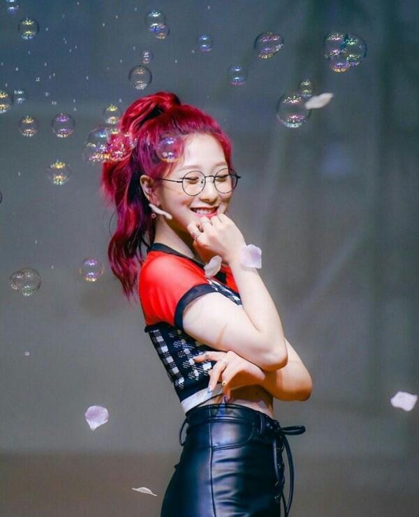 Tampil Memukai dengan Rambut Merah, Ini 9 Potret Lee Seoyeon Fromis 9