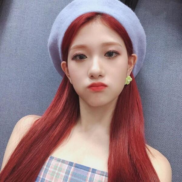 Tampil Memukai dengan Rambut Merah, Ini 9 Potret Lee Seoyeon Fromis 9