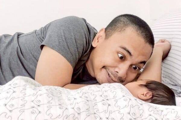 10 Potret Alinea, Anak Raditya Dika yang Wajahnya Baru Dipublish