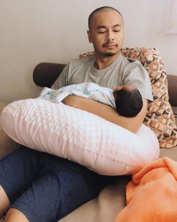 10 Potret Alinea, Anak Raditya Dika yang Wajahnya Baru Dipublish