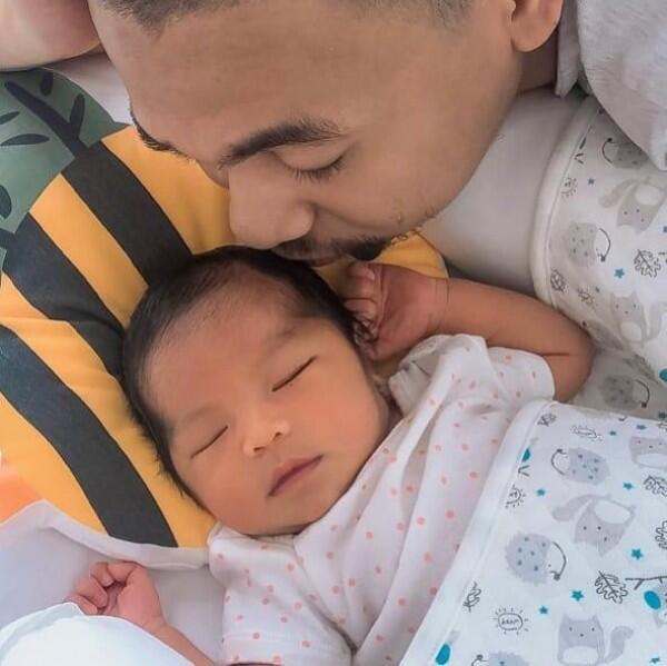 10 Potret Alinea, Anak Raditya Dika yang Wajahnya Baru Dipublish