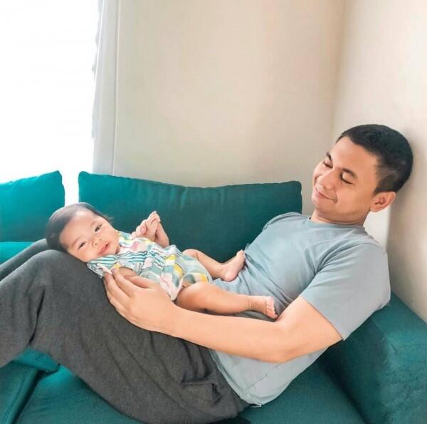 10 Potret Alinea, Anak Raditya Dika yang Wajahnya Baru Dipublish