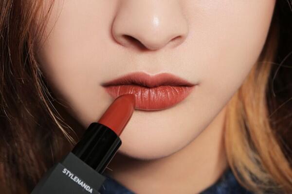 5 Hal yang Harus Kamu Lakukan Agar Lipstik Tetap Awet dan Berkualitas
