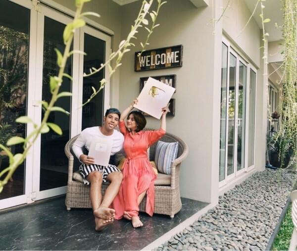 10 Potret Terbaru Irish Bella dengan Gaya Rambut Pendek, Makin Fresh!