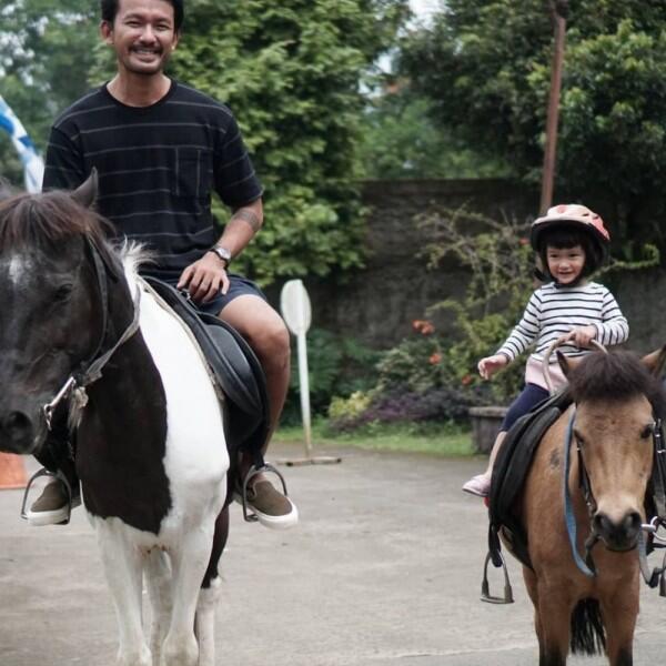 10 Potret Kebersamaan Rio Dewanto dengan Sang Anak, Kompak Banget!