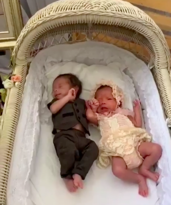 9 Momen Bahagia Prosesi Aqiqah Anak Kembar Ratna Galih & Sawkani