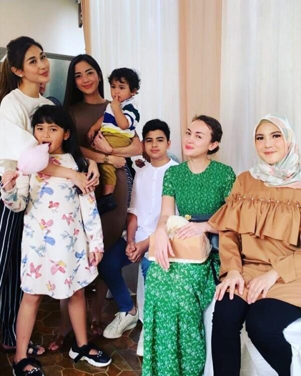 9 Momen Bahagia Prosesi Aqiqah Anak Kembar Ratna Galih & Sawkani