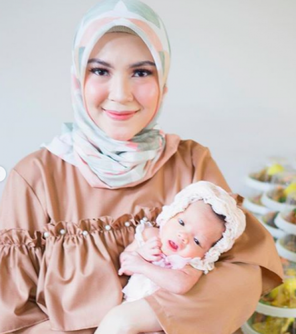 9 Momen Bahagia Prosesi Aqiqah Anak Kembar Ratna Galih & Sawkani