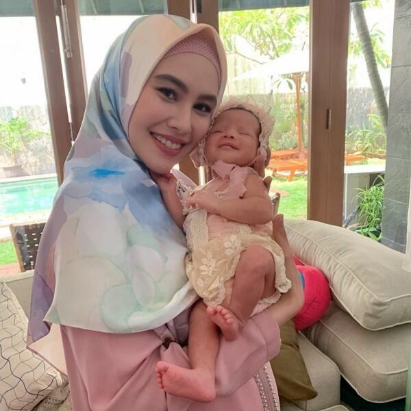 9 Momen Bahagia Prosesi Aqiqah Anak Kembar Ratna Galih & Sawkani