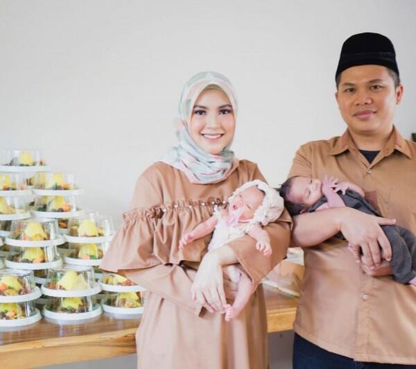 9 Momen Bahagia Prosesi Aqiqah Anak Kembar Ratna Galih & Sawkani
