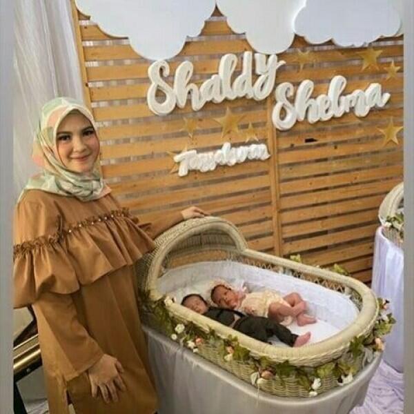 9 Momen Bahagia Prosesi Aqiqah Anak Kembar Ratna Galih & Sawkani