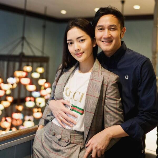 10 Artis Ini Mantap Menikah dengan Pria Lebih Dewasa