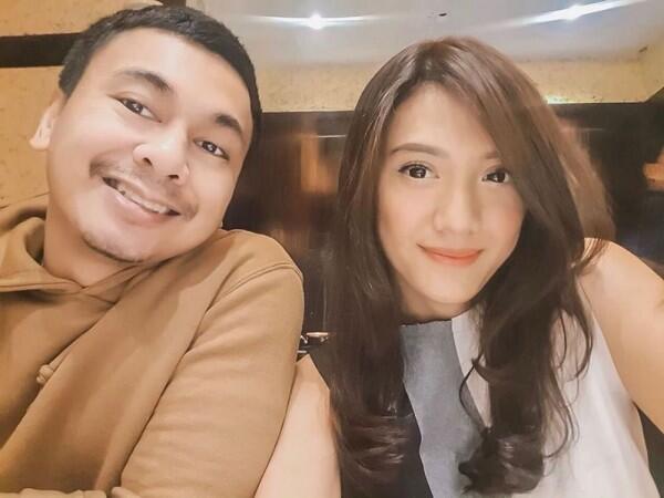 10 Artis Ini Mantap Menikah dengan Pria Lebih Dewasa