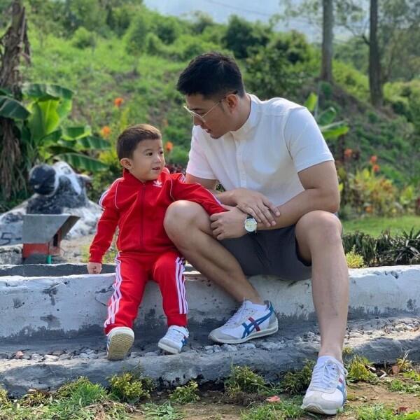 10 Potret Kekompakan Rizky Kinos dan Sang Putra, Gayanya Mirip Abis!
