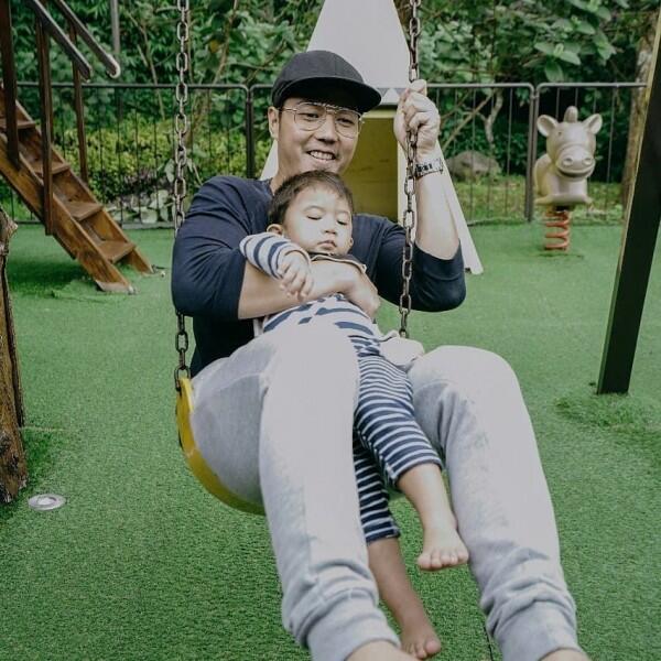 10 Potret Kekompakan Rizky Kinos dan Sang Putra, Gayanya Mirip Abis!