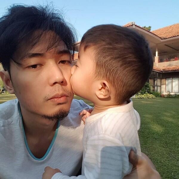 10 Potret Kekompakan Rizky Kinos dan Sang Putra, Gayanya Mirip Abis!