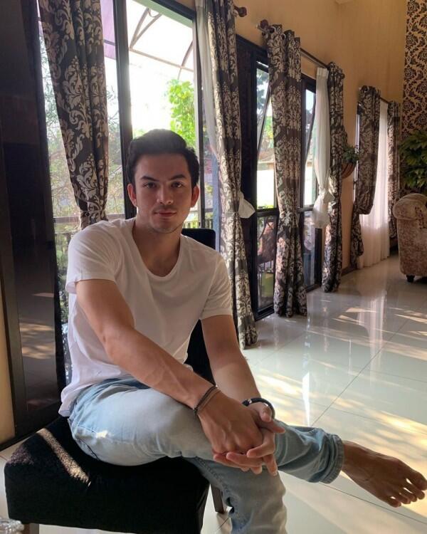 9 Daily Outfit Rizky Nazar, Cocok Buat ke Kampus dan Nongkrong!