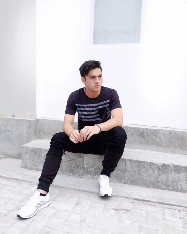9 Daily Outfit Rizky Nazar, Cocok Buat ke Kampus dan Nongkrong!