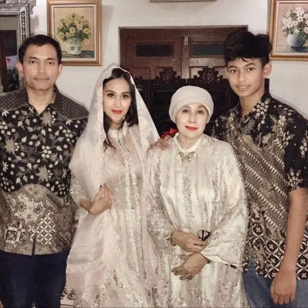 Beda Agama, 10 Momen Harmonis Diah Permatasari & Suami Selama 22 Tahun