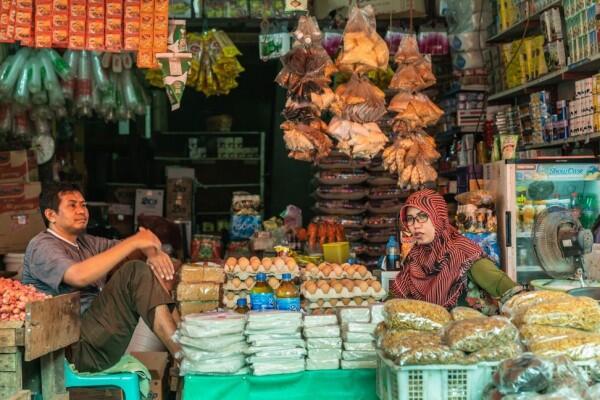 5 Aksi Konyol yang Bikin Kangen Waktu Jajan di Toko Kelontong