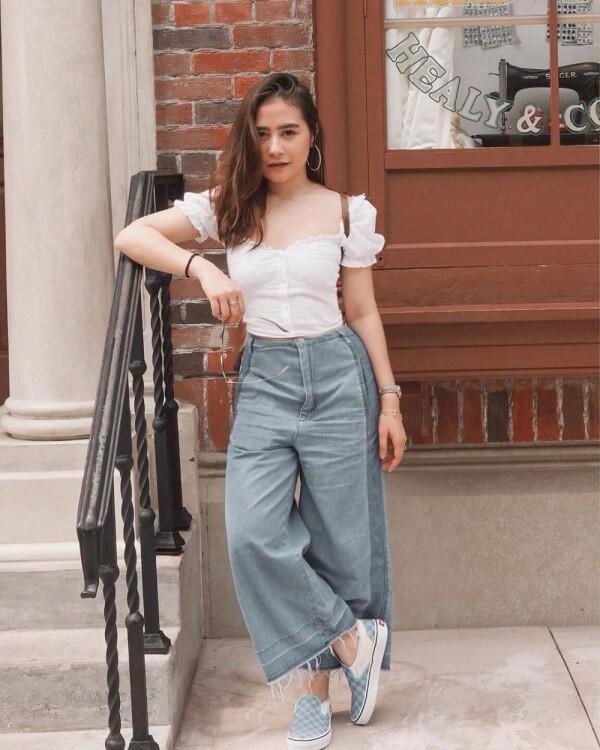 10 Mix & Match Denim Culotte ala Seleb, Bikin Gaya Makin Epic!