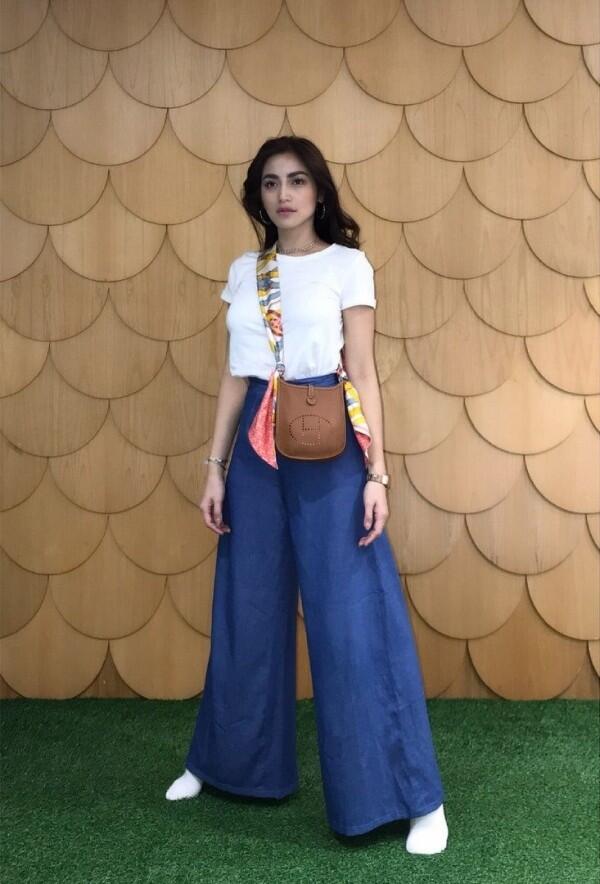 10 Mix & Match Denim Culotte ala Seleb, Bikin Gaya Makin Epic!