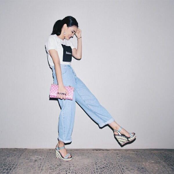 10 Mix & Match Denim Culotte ala Seleb, Bikin Gaya Makin Epic!
