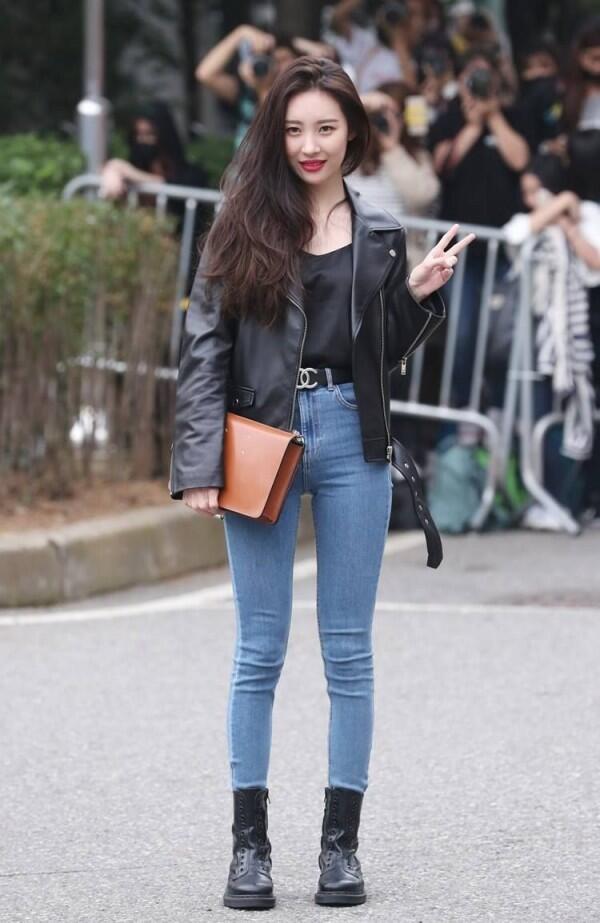 9 Inspirasi OOTD Boyish ala Idol Korea, Cocok buat Si Cewek Tomboy!
