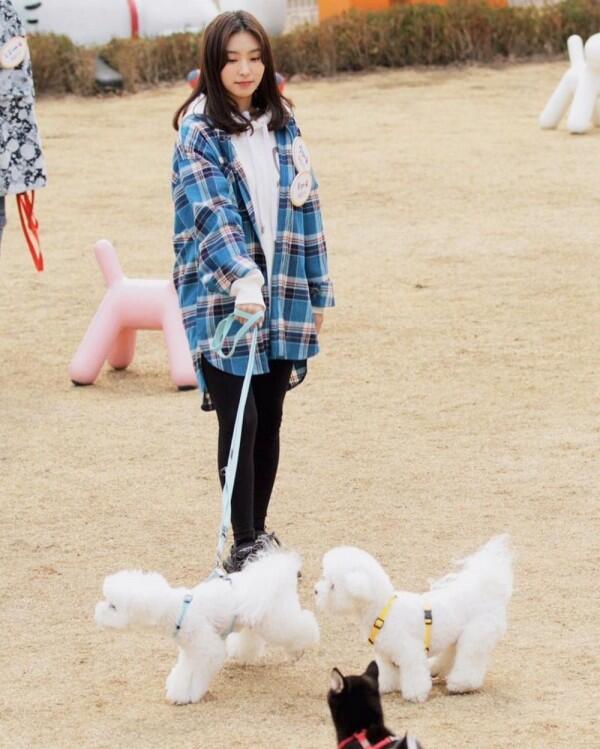 9 Inspirasi OOTD Boyish ala Idol Korea, Cocok buat Si Cewek Tomboy!