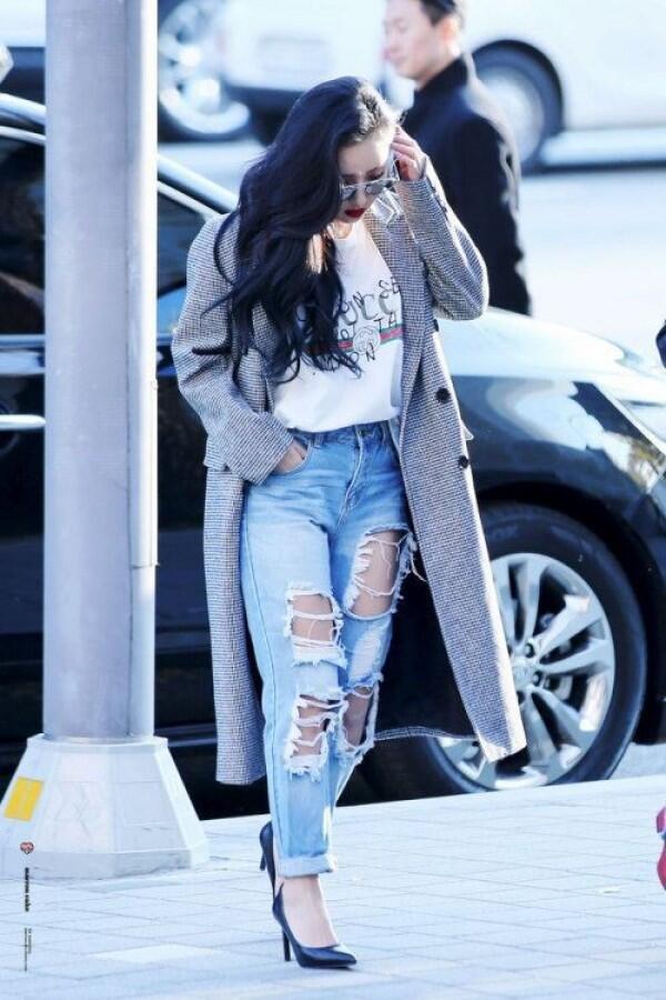9 Inspirasi OOTD Boyish ala Idol Korea, Cocok buat Si Cewek Tomboy!