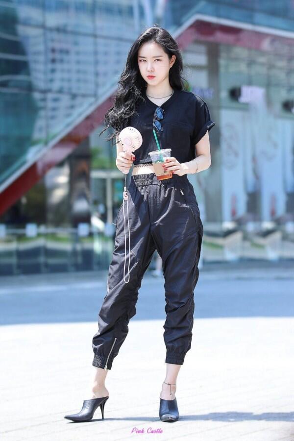 9 Inspirasi OOTD Boyish ala Idol Korea, Cocok buat Si Cewek Tomboy!