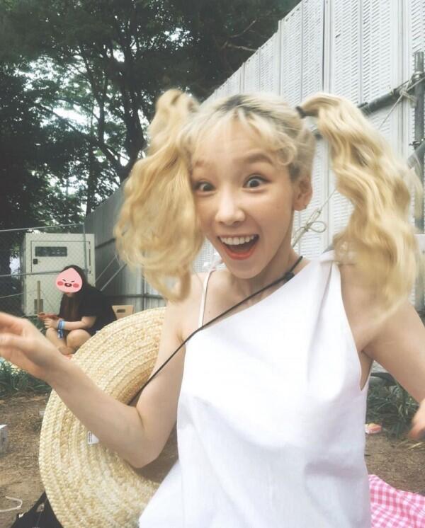 Menggemaskan, Ini 12 Gaya Berfoto Taeyeon yang Aneh tapi Lucu!