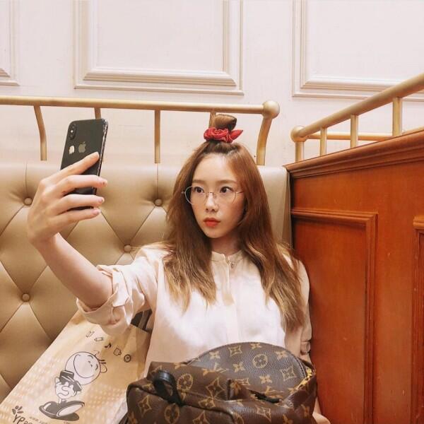 Menggemaskan, Ini 12 Gaya Berfoto Taeyeon yang Aneh tapi Lucu!