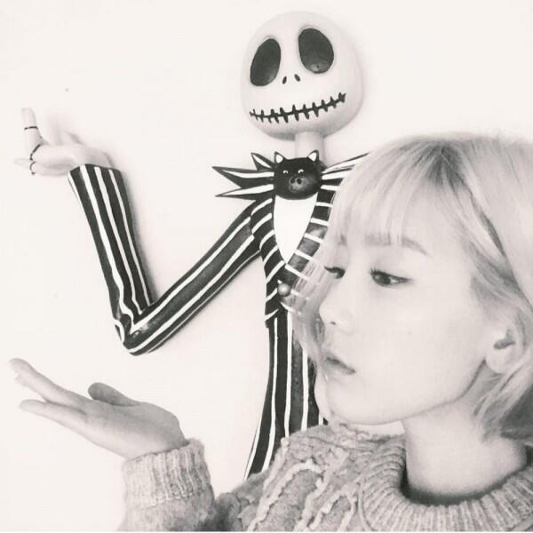 Menggemaskan, Ini 12 Gaya Berfoto Taeyeon yang Aneh tapi Lucu!