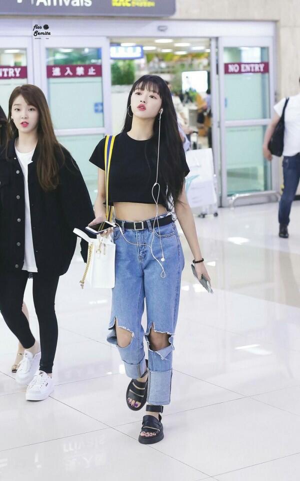 9 Inspirasi OOTD Boyish ala Idol Korea, Cocok buat Si Cewek Tomboy!